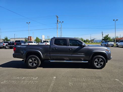 Used 2017 Toyota Tacoma TRD Off-Road AWD/4WD image 5