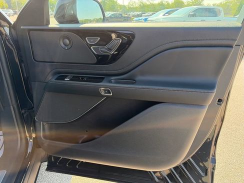 Used 2025 Lincoln Aviator AWD w/ Jet Appearance Package image 9