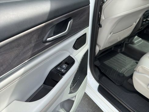 Certified 2023 Jeep Grand Cherokee L Overland w/ Rear Seat Video Group I AWD/4WD image 45