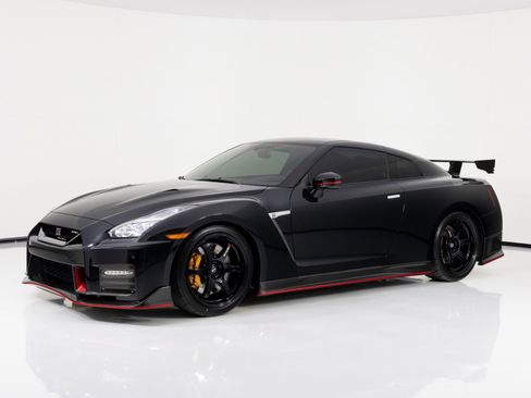 Used 2017 Nissan GT-R NISMO image 7