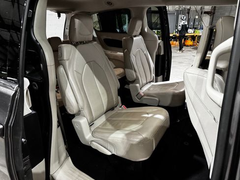 Used 2017 Chrysler Pacifica Touring-L Plus w/ Advanced Safetytec Group image 19