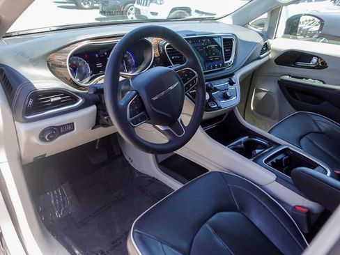 Used 2023 Chrysler Pacifica Limited FWD image 11
