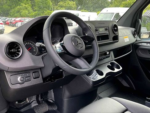 New 2025 Mercedes-Benz Sprinter 2500 image 10