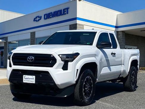 Used 2024 Toyota Tacoma SR image 1