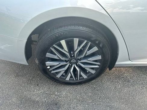 Used 2025 Nissan Altima 2.5 SV FWD image 41