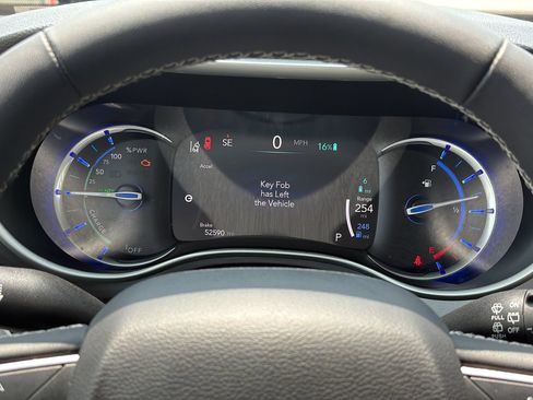 Used 2023 Chrysler Pacifica Touring-L FWD image 11