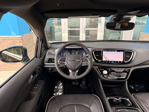 Used 2026 Chrysler Pacifica Limited FWD image 30