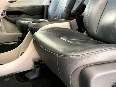 Used 2017 Chrysler Pacifica Touring-L FWD image 20