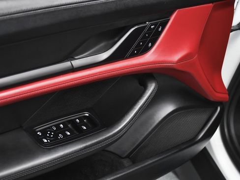 Used 2022 Porsche Taycan image 10