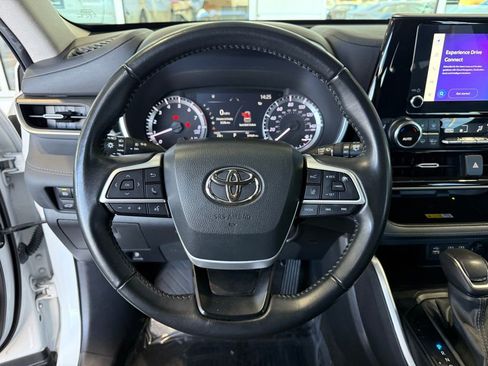 Certified 2023 Toyota Highlander XLE image 24