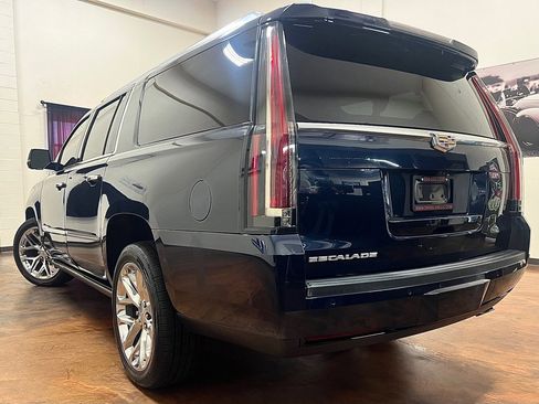 Used 2018 Cadillac Escalade ESV Premium Luxury AWD/4WD image 2