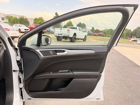 Used 2019 Ford Fusion SE FWD image 17