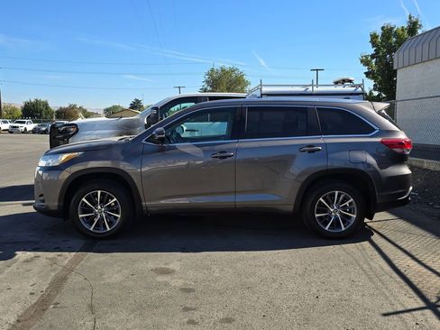 Used 2018 Toyota Highlander XLE image 2