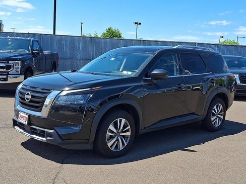 Used 2025 Nissan Pathfinder SL AWD/4WD image 2