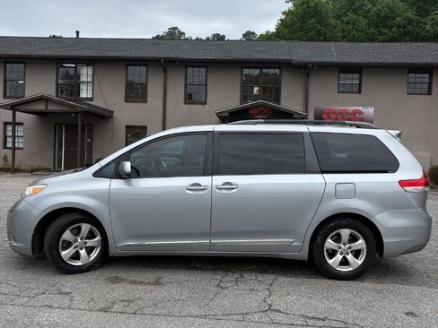 Used 2014 Toyota Sienna LE FWD image 2