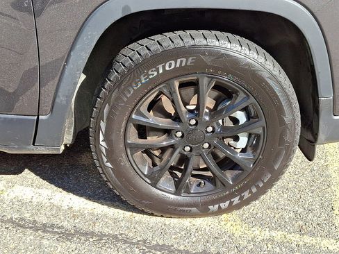 Certified 2023 Jeep Cherokee Altitude Lux image 9