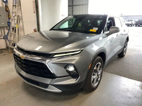Used 2025 Chevrolet Blazer LT FWD image 2