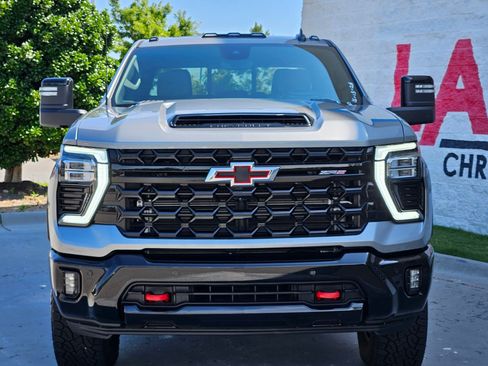 Used 2025 Chevrolet Silverado 2500 ZR2 w/ Technology Package AWD/4WD image 2