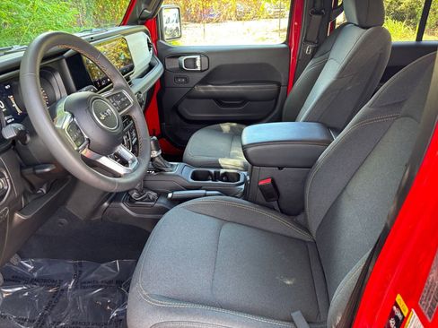 Used 2025 Jeep Wrangler Sahara image 27