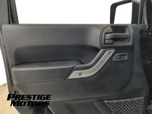 Used 2015 Jeep Wrangler Unlimited Rubicon w/ Connectivity Group AWD/4WD image 36