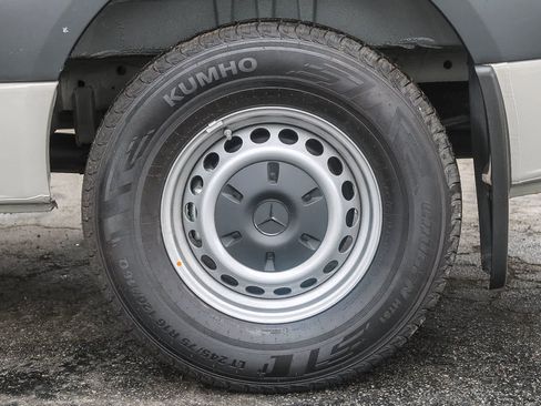Used 2024 Mercedes-Benz Sprinter 2500 image 10