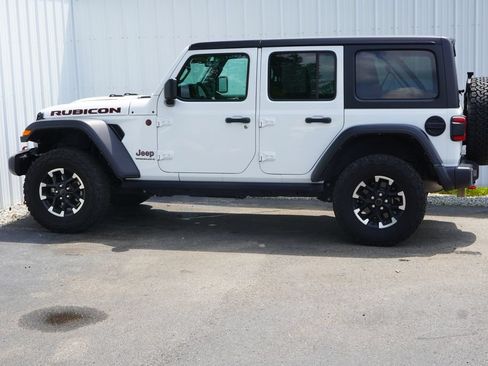 Used 2025 Jeep Wrangler Unlimited Rubicon AWD/4WD image 3