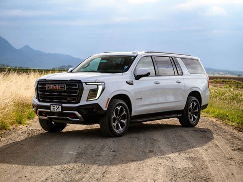 Used 2025 GMC Yukon XL AT4 AWD/4WD image 10