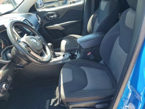 Used 2018 Jeep Cherokee Latitude w/ Altitude Package FWD image 15
