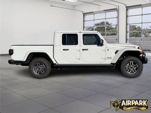 New 2025 Jeep Gladiator Mojave image 3