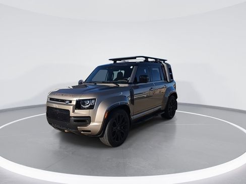 Used 2025 Land Rover Defender 110 image 4