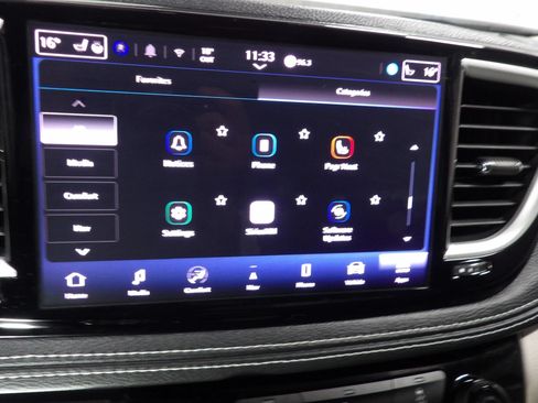Used 2024 Chrysler Pacifica Limited FWD image 33