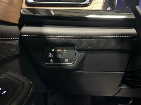 Used 2025 Volkswagen Atlas SE image 17