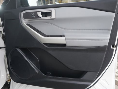 Used 2021 Ford Explorer XLT w/ Equipment Group 202A image 9