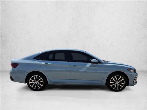 Used 2025 Volkswagen Jetta SE FWD image 4