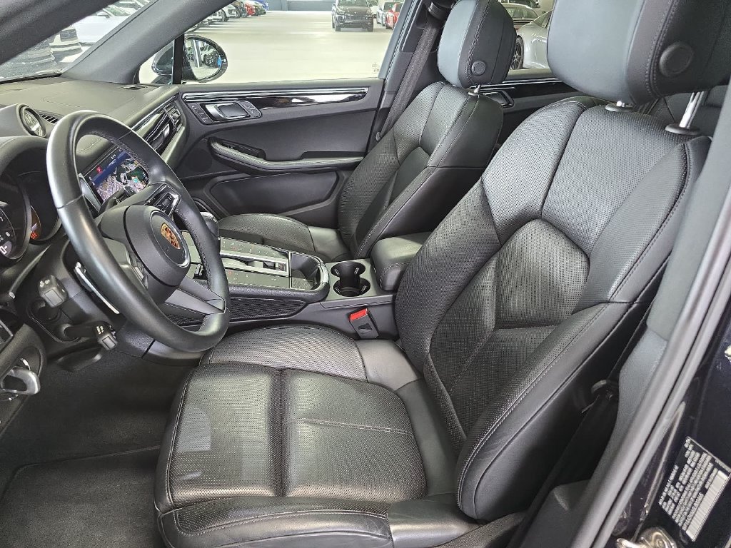 Used 2025 Porsche Macan AWD/4WD image 5