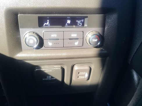 Used 2023 Chevrolet Traverse High Country FWD image 30