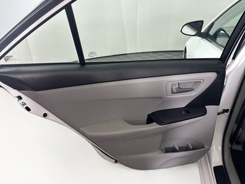Used 2017 Toyota Camry LE image 24
