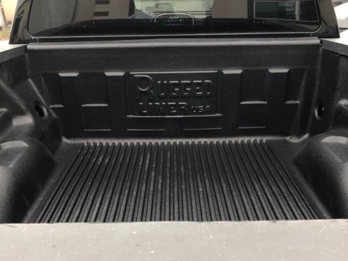 Used 2018 Chevrolet Colorado LT w/ Safety Package RWD image 9