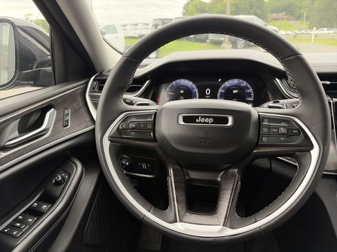 Used 2023 Jeep Grand Cherokee L Limited w/ Luxury Tech Group II AWD/4WD image 19