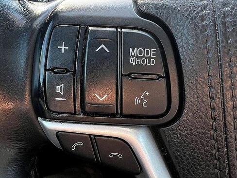 Used 2019 Toyota Highlander XLE image 16