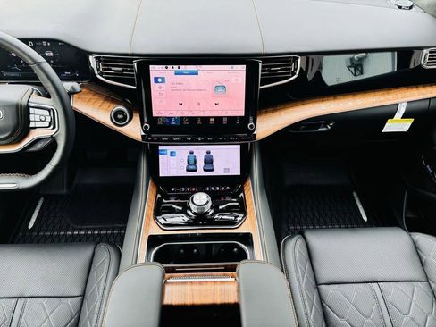 New 2024 Jeep Grand Wagoneer Series III image 27