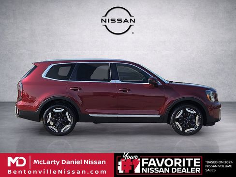 Used 2023 Kia Telluride EX w/ EX Captain's Chair Package FWD image 6