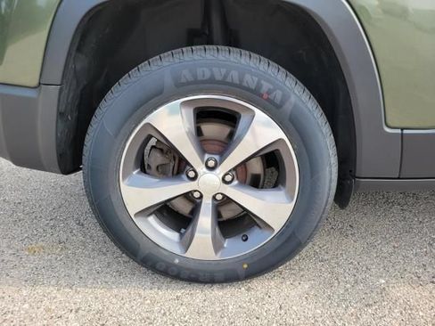 Used 2019 Jeep Cherokee Limited w/ Luxury Group AWD/4WD image 5