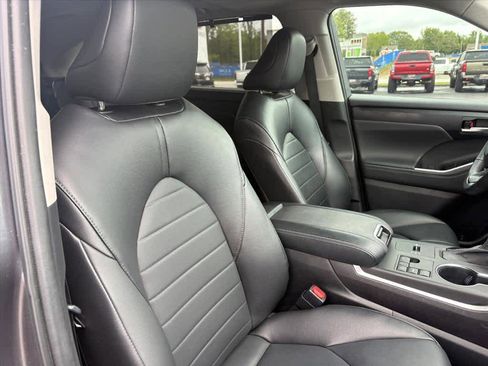 Used 2023 Toyota Highlander XLE FWD image 6