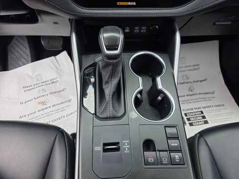 Certified 2024 Toyota Highlander XLE image 30