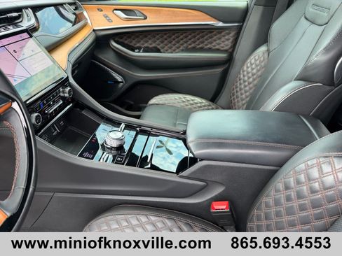 Used 2024 Jeep Grand Cherokee L Summit AWD/4WD image 12