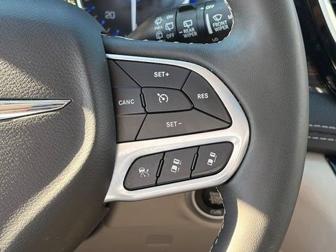 Used 2024 Chrysler Pacifica Limited FWD image 15
