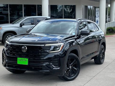 Used 2025 Volkswagen Atlas Cross Sport SEL R-Line AWD/4WD image 10