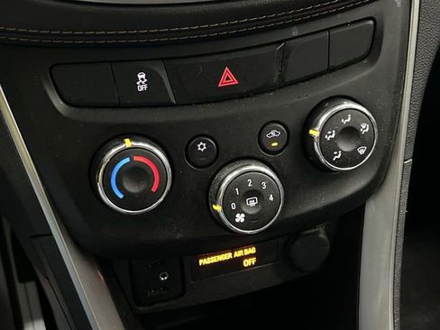 Used 2022 Chevrolet Trax LT AWD/4WD image 16