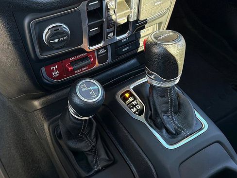 Used 2024 Jeep Gladiator Sport image 18